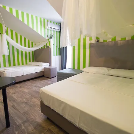 Amazing Attic Max 10 People With Parking & Wifi, Near To 3 Tram Lines And To The Metro - Well Connected To Airports And To The Train Station Apartment Milan Exterior photo