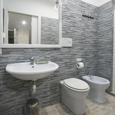 Amazing Attic Max 10 People With Parking & Wifi, Near To 3 Tram Lines And To The Metro - Well Connected To Airports And To The Train Station Apartment Milan Exterior photo
