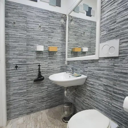 Amazing Attic Max 10 People With Parking & Wifi, Near To 3 Tram Lines And To The Metro - Well Connected To Airports And To The Train Station Apartment Milan Exterior photo