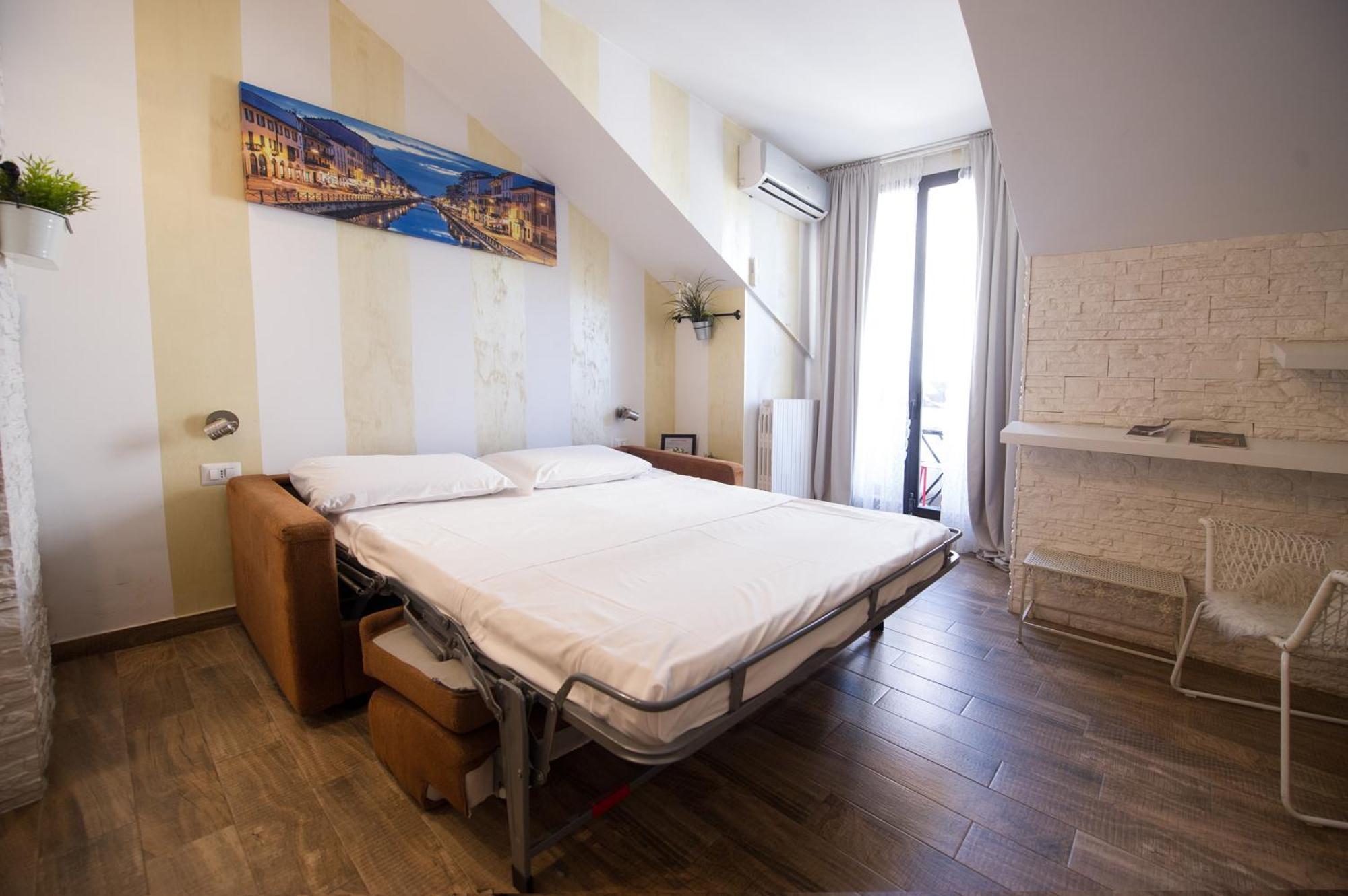 Amazing Attic Max 10 People With Parking & Wifi, Near To 3 Tram Lines And To The Metro - Well Connected To Airports And To The Train Station Apartment Mailand