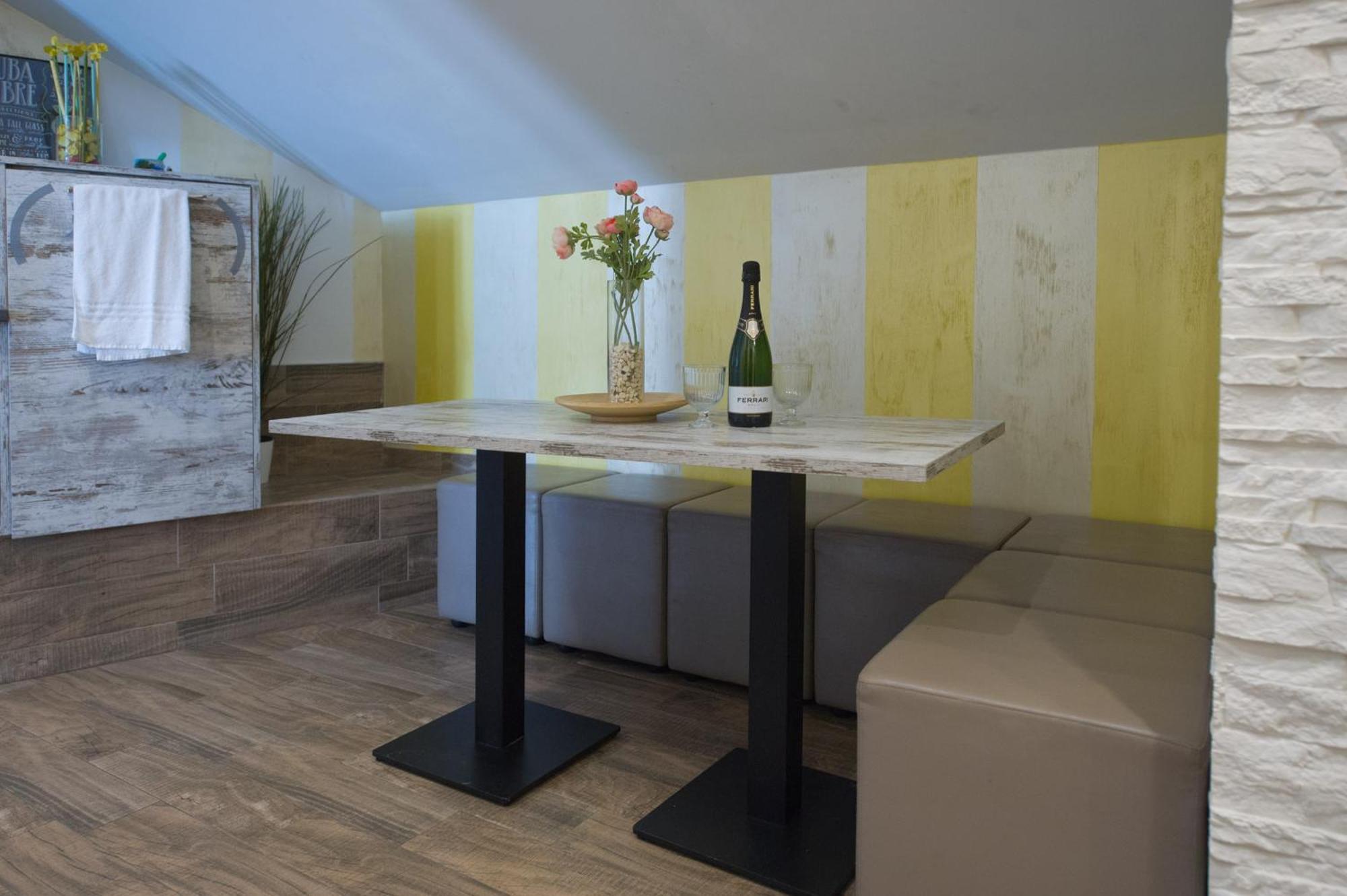 Amazing Attic Max 10 People With Parking & Wifi, Near To 3 Tram Lines And To The Metro - Well Connected To Airports And To The Train Station Apartamento Milão