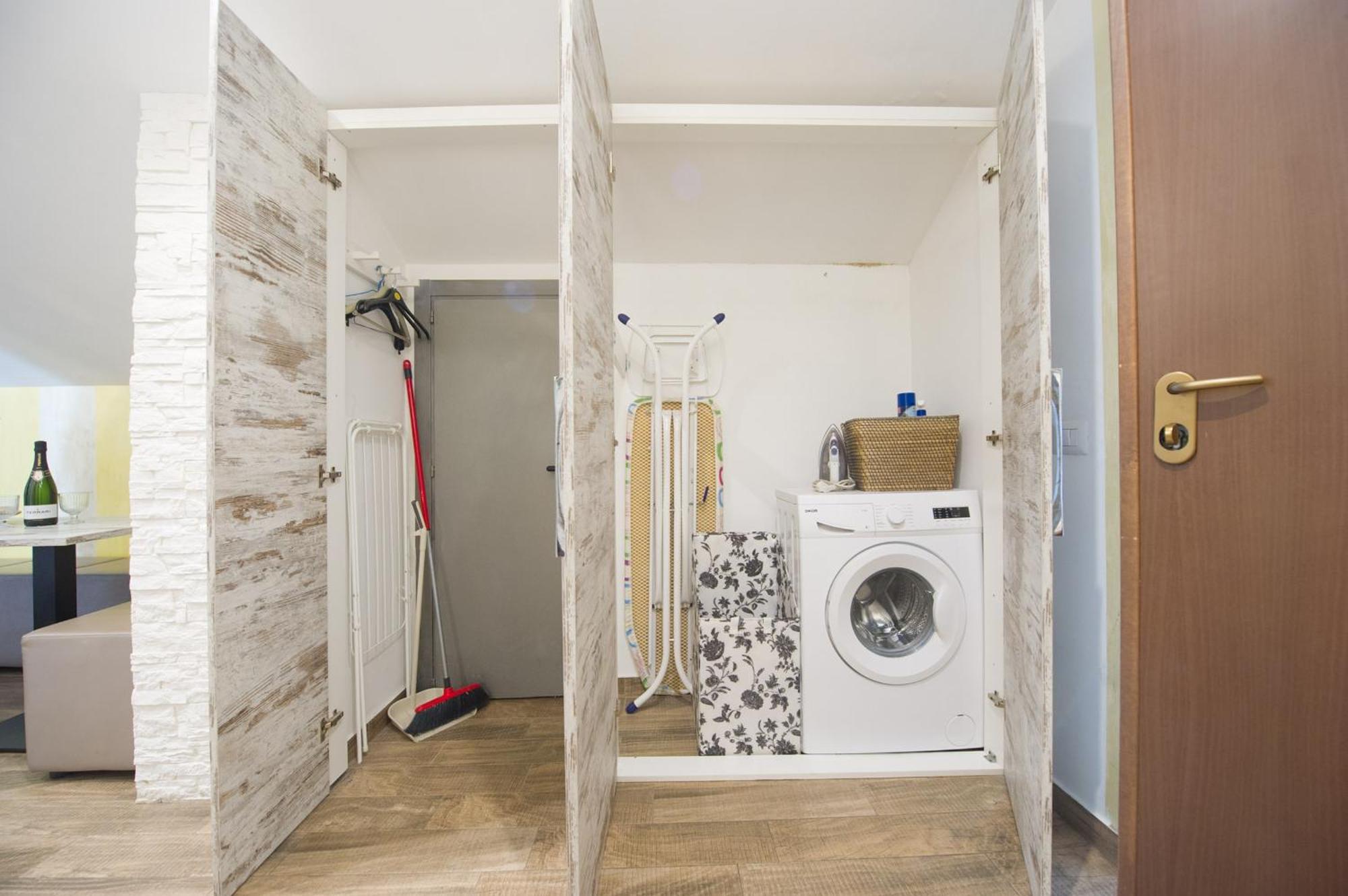 Amazing Attic Max 10 People With Parking & Wifi, Near To 3 Tram Lines And To The Metro - Well Connected To Airports And To The Train Station Apartamento *