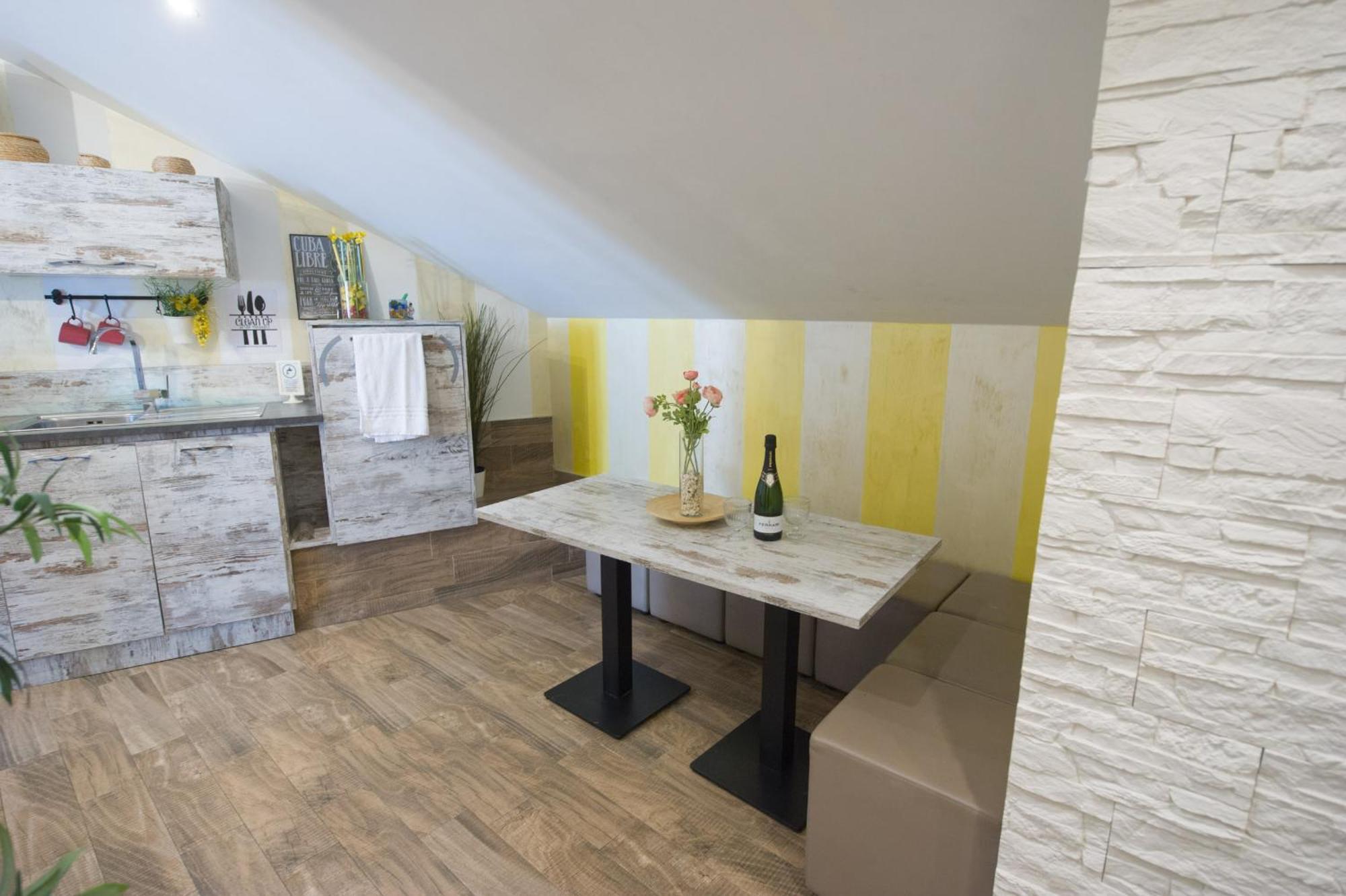 Apartamento Amazing Attic Max 10 People With Parking & Wifi, Near To 3 Tram Lines And To The Metro - Well Connected To Airports And To The Train Station